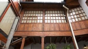 A traditional Japanese room with tatami flooring, wooden sliding doors, and a hanging plant. - UNIQUE & STYLISH Boutique-Colonial Loft @ Quito Centro Historic (Quito)