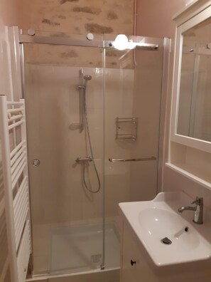 Douche, sèche-cheveux, serviettes fournies, papier toilette