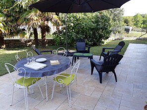 Outdoor dining - Bastida, Gironde house - Rated 3 ***, a friendly, relaxing place to stay. (Saint-Macaire)