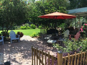 Outdoor dining -  Pelican's Perch, located in Historic Downtown St.Marys GA. 1 bed room/1 bath (Saint Marys)
