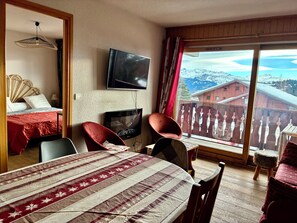 Interior - 8-person apartment, south-facing, 12m2 balcony, splendid view of the resort at the foot of the slopes (Hauteluce - les Saisies)