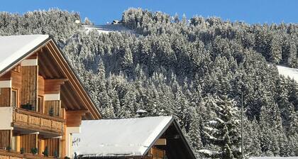8-person apartment, south-facing, 12m2 balcony, splendid view of the resort at the foot of the slopes