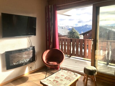 8-person apartment, south-facing, 12m2 balcony, splendid view of the resort at the foot of the slopes