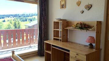 3 makuuhuonetta, työpöytä, vauvan matkasänky, ilmainen Wi-Fi