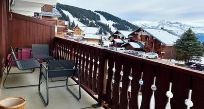 8-person apartment, south-facing, 12m2 balcony, splendid view of the resort at the foot of the slopes