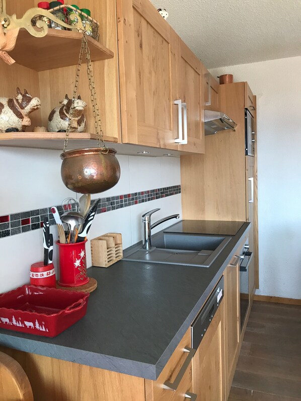 Jääkaappi, mikroaaltouuni, uuni, liesi