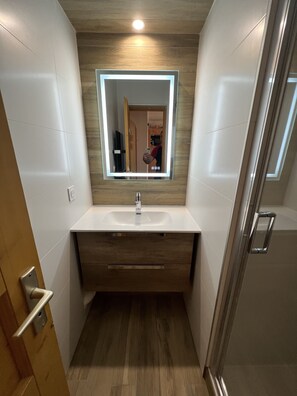 Baignoire, sèche-cheveux