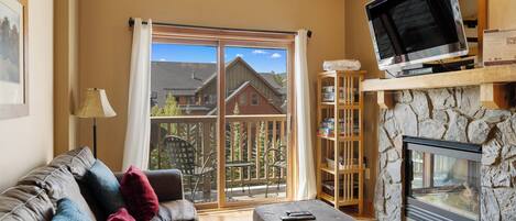 Fernseher, Kamin, DVD-Player