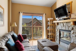 تلفزيون، مدفأة، مشغل دي في دي