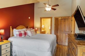 1 bedroom, iron/ironing board, Internet, bed sheets - Penthouse in River Run w/ Slope Views & Short Walk to Lifts, Shops and Dining (Keystone)