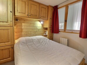 3 bedrooms, bed sheets