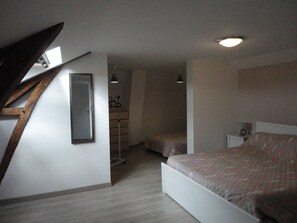 3 habitaciones, tabla de planchar con plancha y cuna de viaje 