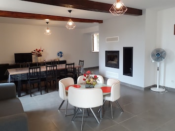 coin salon , salle à manger avec cheminée