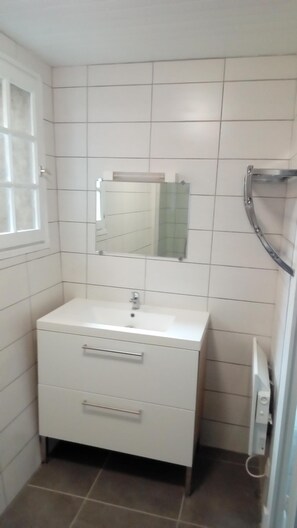 Regadera, secadora de cabello, papel de baño 