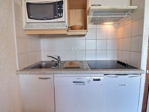 Coffee/tea maker, fridge, microwave, dishwasher