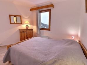 2 bedrooms, bed sheets