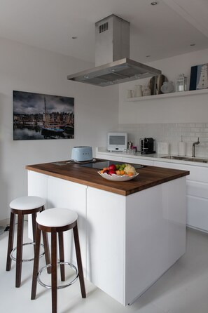 Frigorifero, microonde, forno, piano cottura