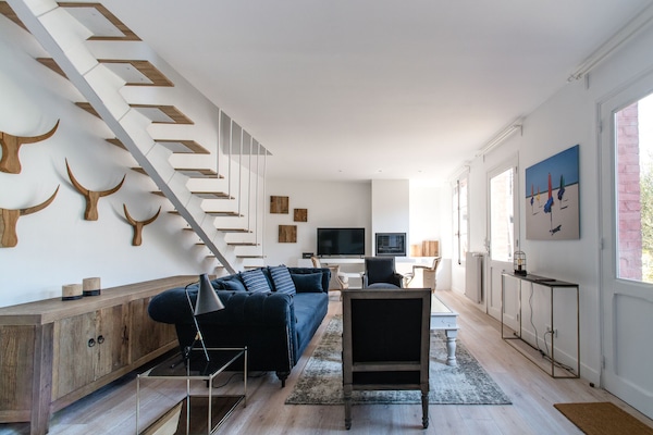 Una televisión, una chimenea, un reproductor de DVD