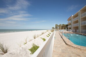 Een buitenzwembad, een verwarmd zwembad