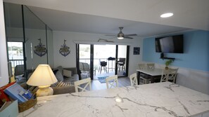 Een televisie en een stereo