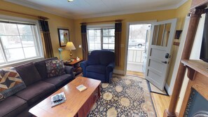 Fernseher, Kamin, DVD-Player, Bücher