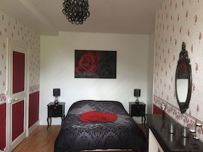 2 makuuhuonetta, silitysrauta/-lauta, ilmainen Wi-Fi, vuodevaatteet