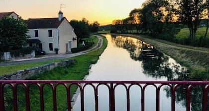 Encantadora casa en el canal du nivernais