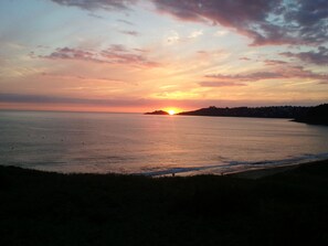 A sunset over a calm sea with a distant shoreline. - House 800m from the beaches of Beg Leguer, with enclosed garden with trees (Lannion)