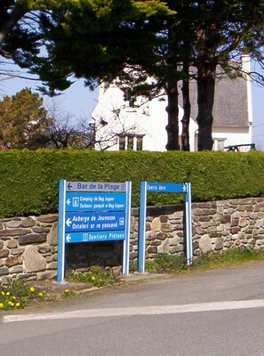 A signpost with directions to various locations including Bar de la Plage, Camping de Bo Logor, Auberge de Jeunesse, Ostoleri ar re yaouank, and Sentiers Pietons. - House 800m from the beaches of Beg Leguer, with enclosed garden with trees (Lannion)