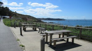 A coastal walkway with picnic tables and benches, overlooking the sea. - House 800m from the beaches of Beg Leguer, with enclosed garden with trees (Lannion)