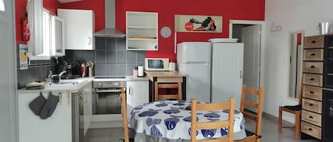 Coffee/tea maker, fridge, microwave, oven