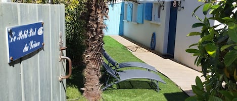 Un área vallada con un letrero que dice 'Le Petit Bord du Lion'.
