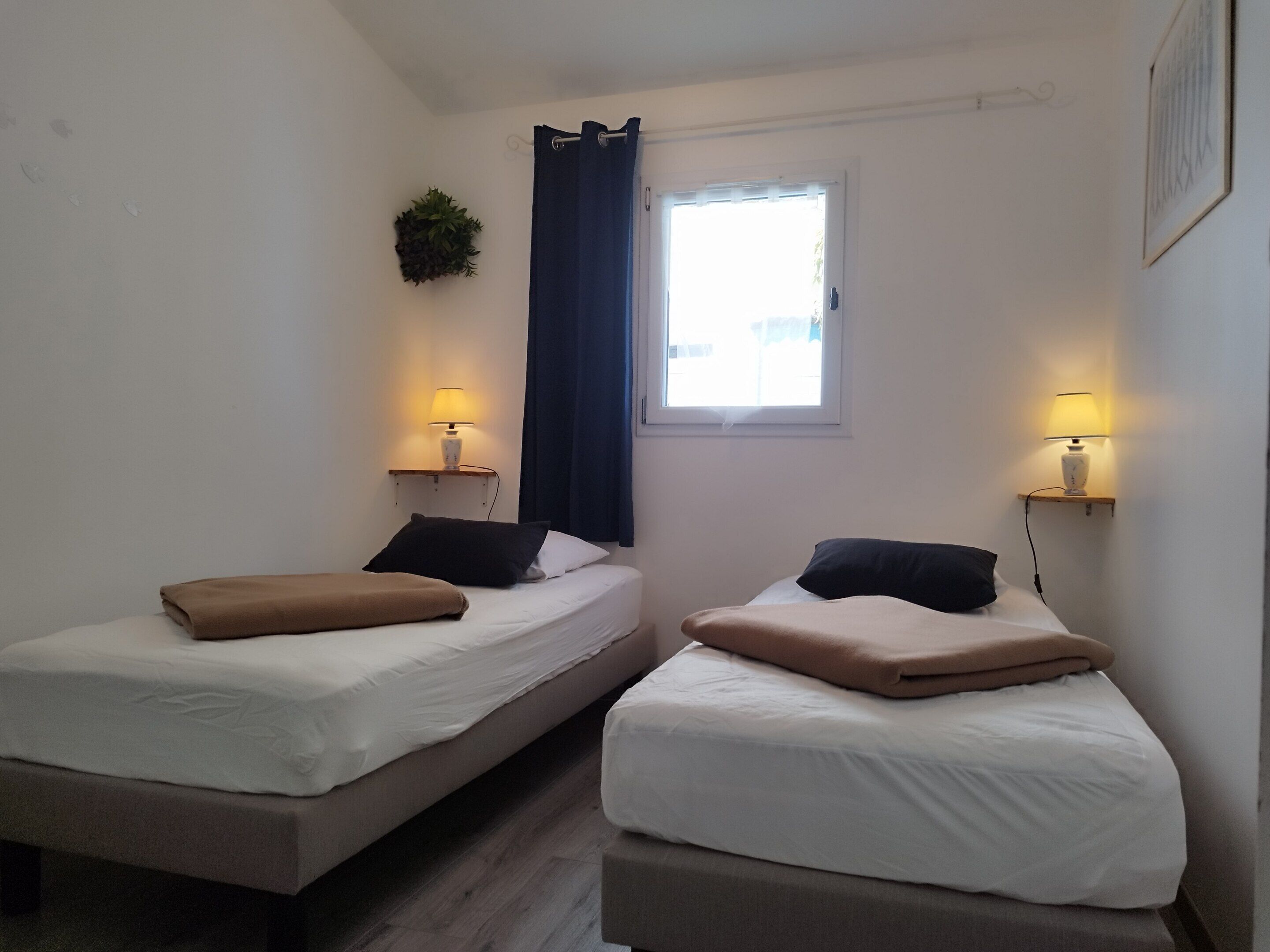 2 slaapkamers, een strijkplank/strijkijzer, reisbedje, gratis wifi