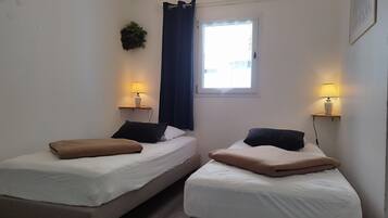 2 slaapkamers, een strijkplank/strijkijzer, reisbedje, gratis wifi