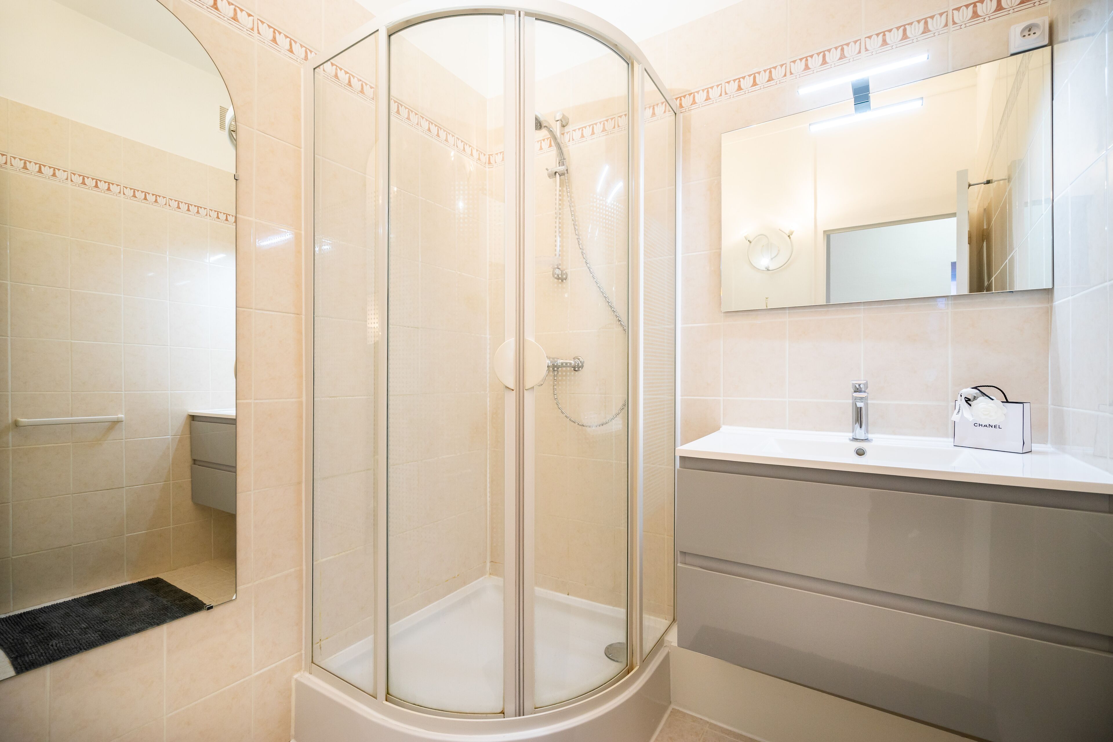 Doccia, asciugacapelli, asciugamani, sapone