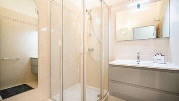 Dusch, hårtork, handdukar och tvål