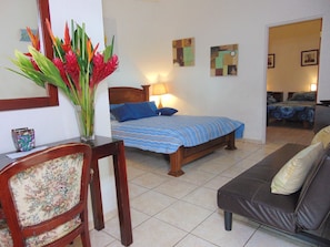 3 habitaciones, escritorio, tabla de planchar con plancha y wifi gratis