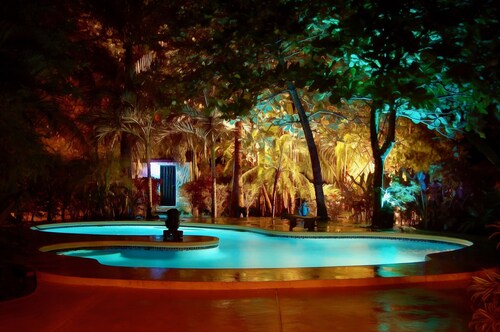 2 MINUTE WALK TO BEACH Private Pool Patio & Garden HIDDEN GEM charming home