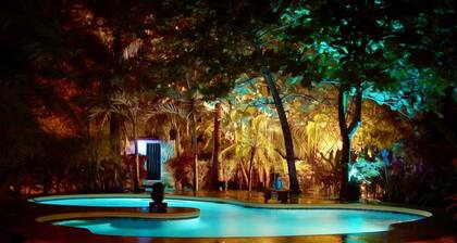 2 MINUTE WALK TO BEACH Private Pool Patio & Garden HIDDEN GEM charming home