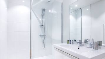 Een douche, een haardroger, handdoeken