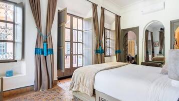 4 chambres, coffres-forts dans les chambres, fer et planche à repasser