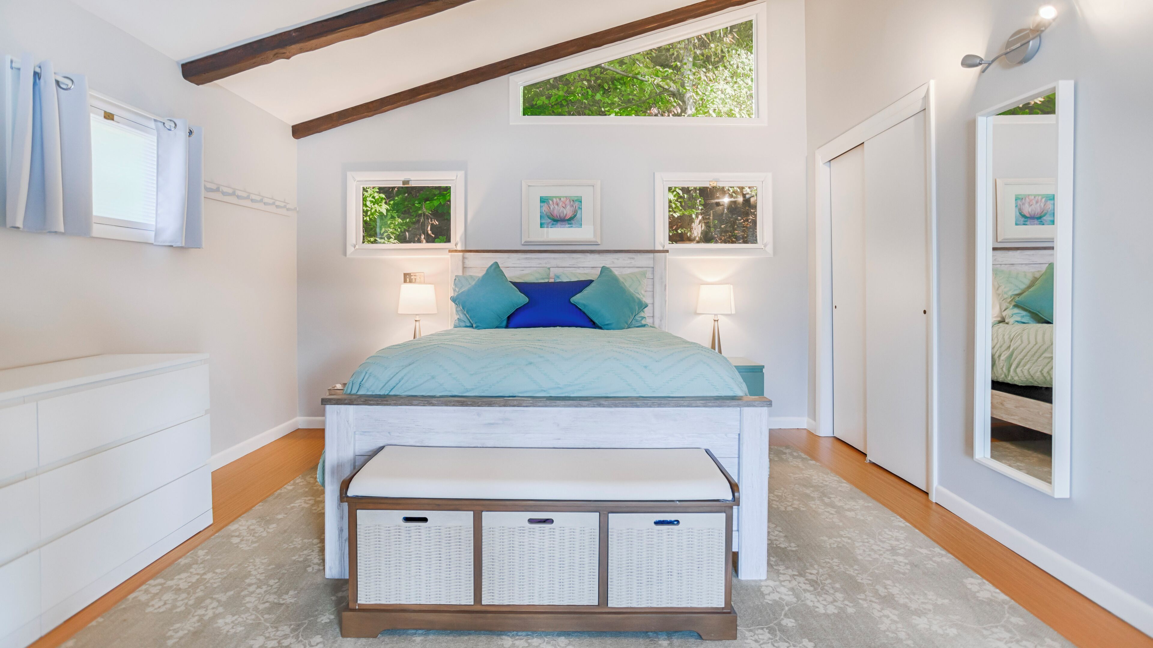 2 bedrooms, iron/ironing board, internet, bed sheets