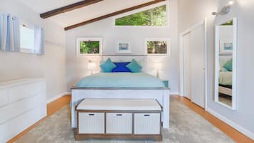 2 bedrooms, iron/ironing board, internet, bed sheets