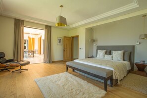 6 bedrooms, in-room safe, desk, iron/ironing board