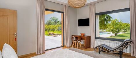 6 bedrooms, in-room safe, desk, iron/ironing board
