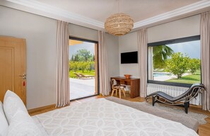 6 bedrooms, in-room safe, desk, iron/ironing board