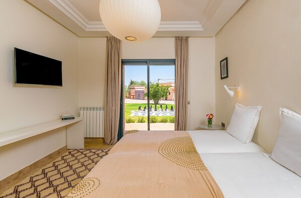 6 bedrooms, in-room safe, desk, iron/ironing board