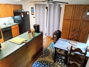 Kühlschrank, Mikrowelle, Herdplatte, Geschirrspüler