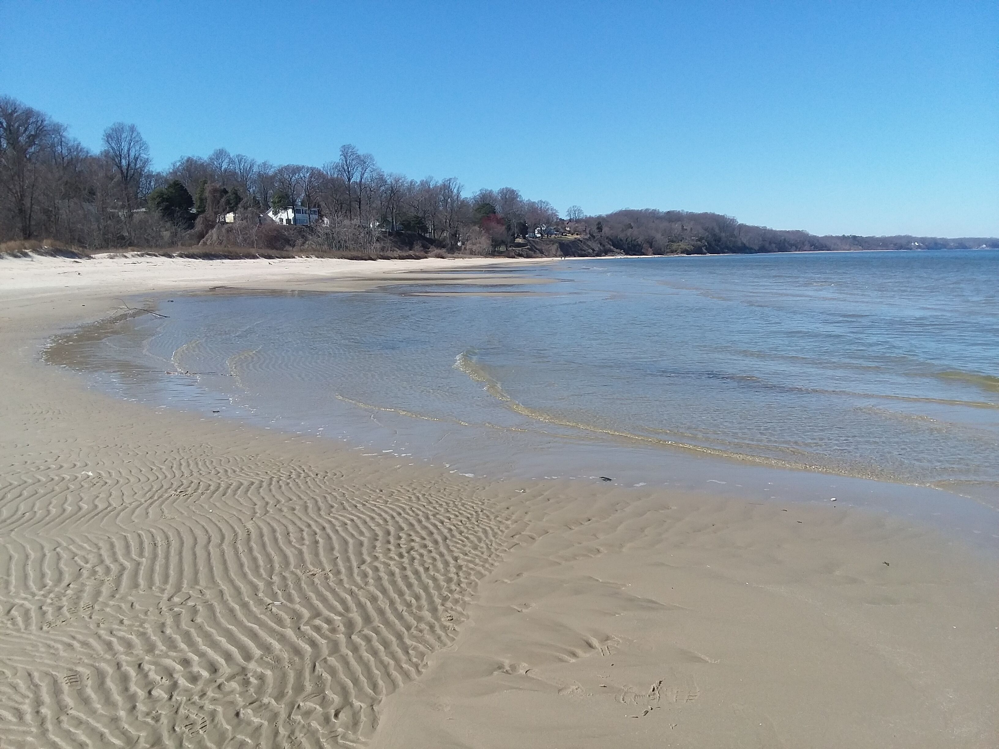 Beach nearby, sun loungers, beach towels
