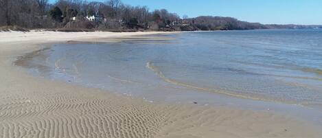 Playa en los alrededores, camastros y toallas de playa
